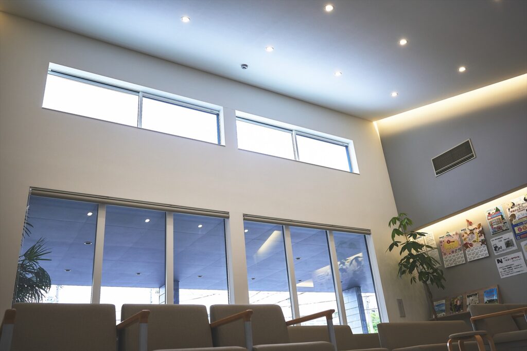 天井の高い待合室